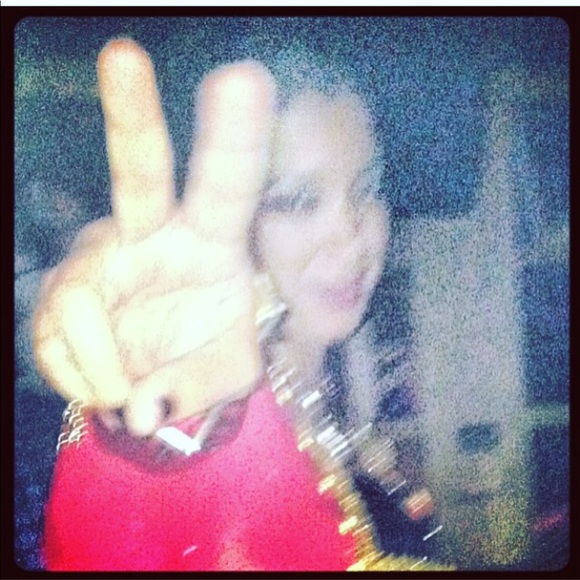 MEET your POSHER @kathyriaali 💃🏽♥️💃🏽♥️💃🏽♥️ - Picture 1 of 8